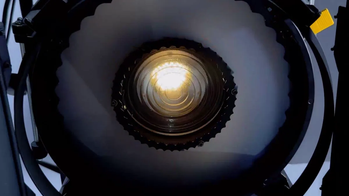Macro del Galileo con il solo Fresnel centrale acceso e la corona soft spenta.